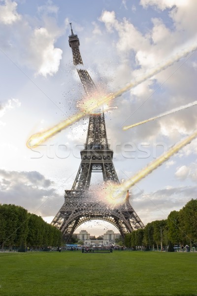 Meteoritos ducha Eiffel Tower París fuego ciudad Foto stock © sdecoret