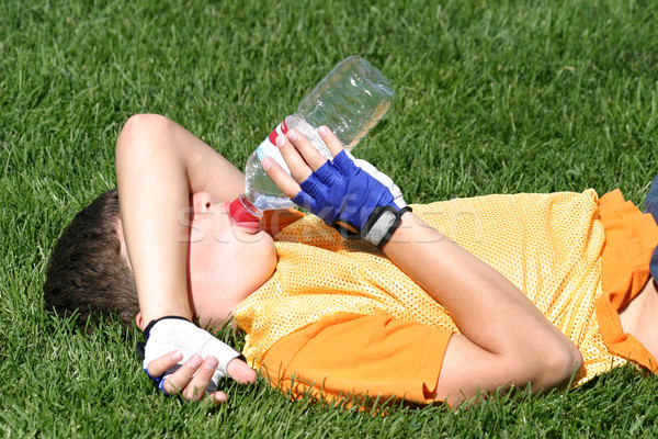 Müde Athleten trinken Flasche Wasser Pause Stock foto © searagen