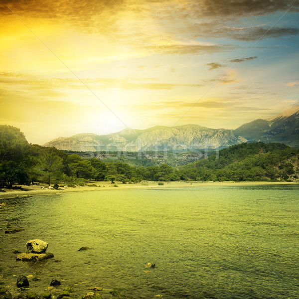 Foto stock: Fantástico · nascer · do · sol · praia · céu · água · pôr · do · sol