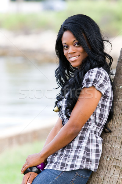Foto stock: Feliz · mulher · jovem · jovem · africano · americano · mulher · negra · árvore