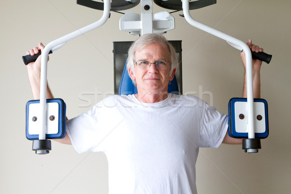 Idős súlyzós edzés nyugdíjas férfi felszerlés tornaterem Stock fotó © sframe