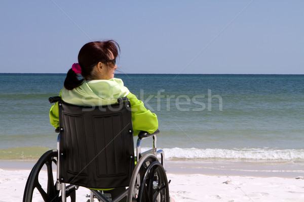 Kobieta inwalidztwo plaży upośledzony niepełnosprawnych wózek Zdjęcia stock © sframe