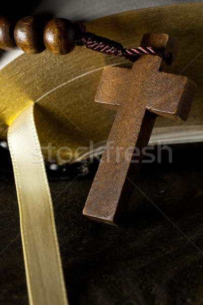 Rosenkranz Bibel Holz Kreuz heilig Papier Stock foto © ShawnHempel