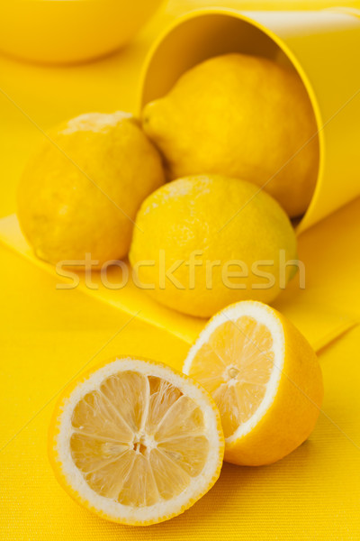 Ganze geschnitten Zitronen gelb Tabelle Stock foto © ShawnHempel