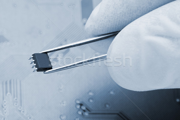 Mikrocsip kéz tart pár technológia kártya Stock fotó © ShawnHempel