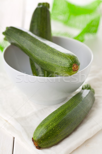 Zucchini frischen Schüssel Holztisch grünen Stock foto © ShawnHempel