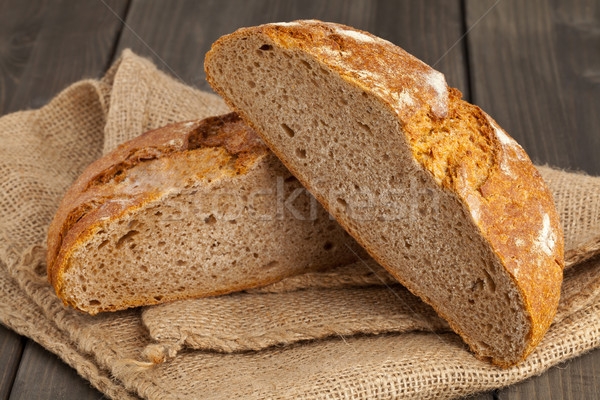 Vág cipó kenyér zsákvászon friss fa asztal Stock fotó © ShawnHempel