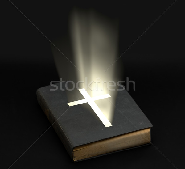 Biblia brillante cruz negro oscuro Foto stock © ShawnHempel