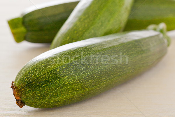 Cukkini friss vág organikus konyhaasztal zöld Stock fotó © ShawnHempel