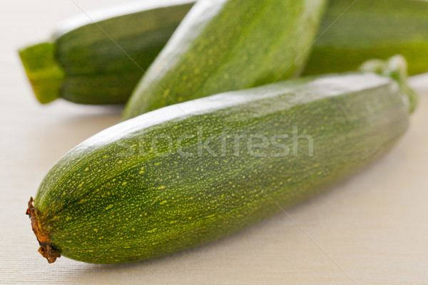 Foto stock: Calabacín · frescos · corte · orgánico · mesa · de · cocina · verde