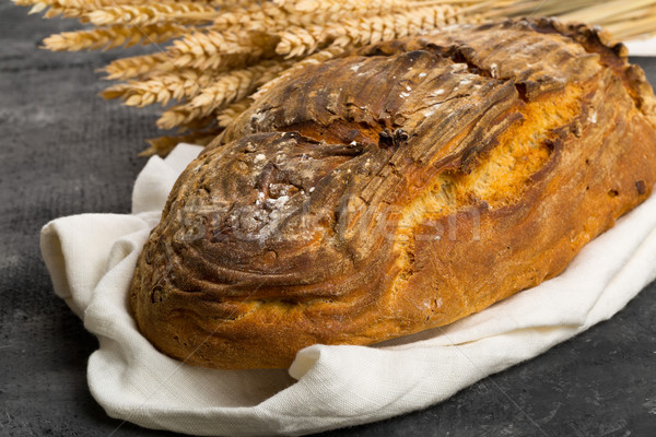 Hand Brot Laib Weizen Ohren hausgemachte Stock foto © ShawnHempel