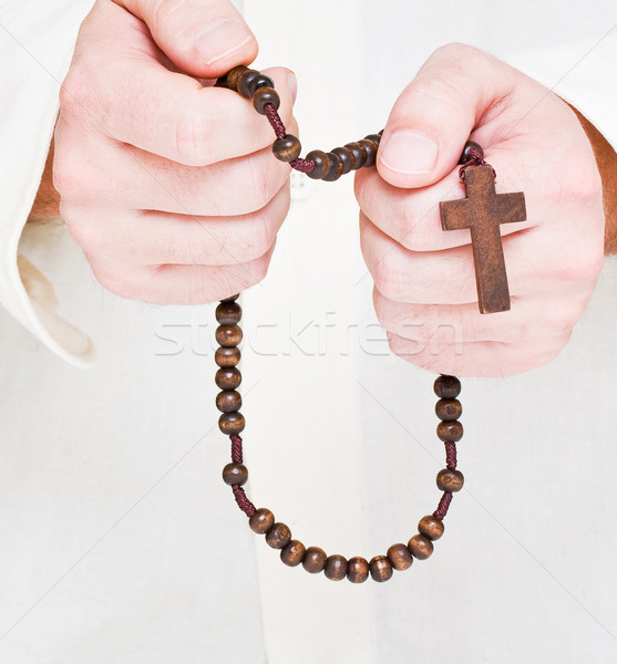 Hombre rezando masculina manos rosario Foto stock © ShawnHempel