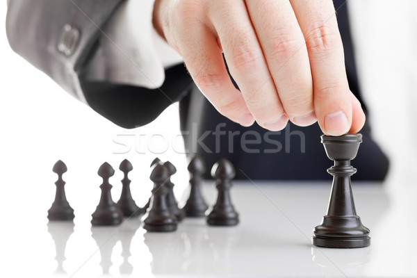 Om de afaceri în mişcare şah figura echipă in spatele Imagine de stoc © ShawnHempel