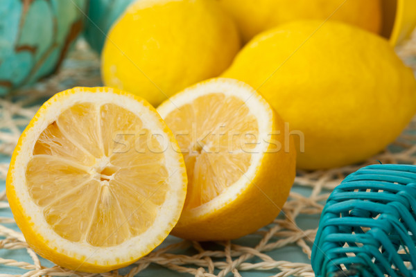 Ganze geschnitten Zitronen türkis Tabelle Stock foto © ShawnHempel