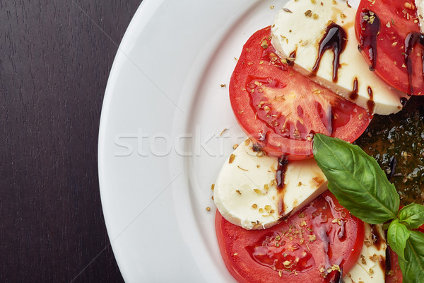 Primer plano vegetales ensalada blanco placa queso Foto stock © shivanetua