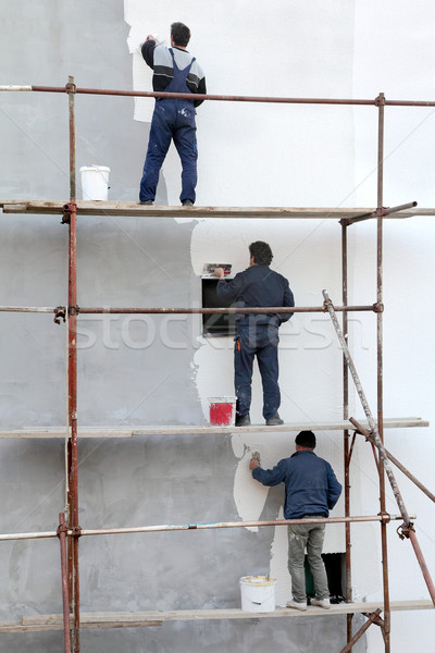 Muncitorii schelarie stuc perete izolatie Imagine de stoc © simazoran