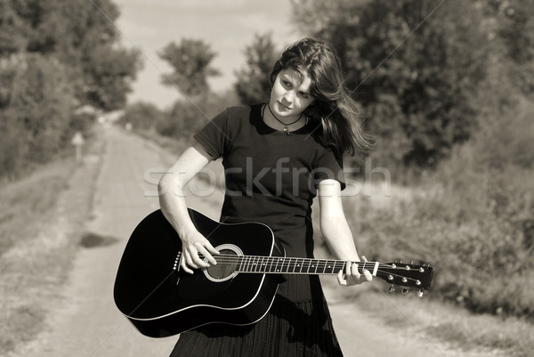 Adolescente jouer guitare route femme fille Photo stock © simazoran