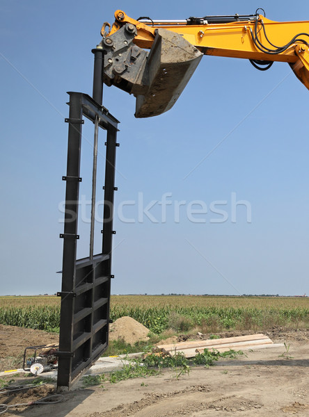 Agricultură irigare poartă canal nou Imagine de stoc © simazoran