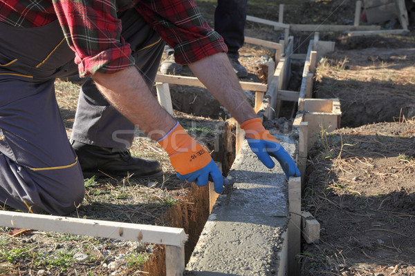 építőmunkás készít beton alap zsaluzás munkás Stock fotó © simazoran