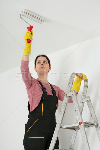 Foto stock: Jovem · trabalhador · pintar · teto · quarto · feminino