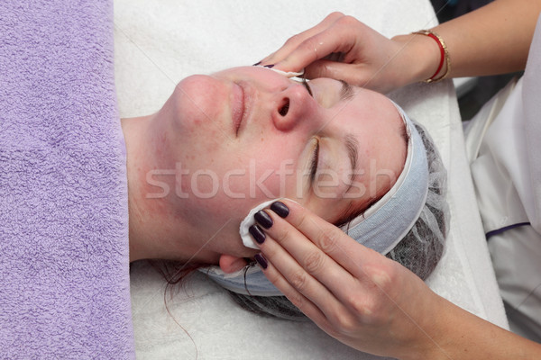 Tineri femeie faţă tratament de piele curăţenie Imagine de stoc © simazoran