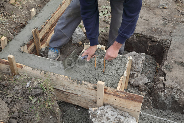 építőmunkás készít beton alap zsaluzás munkás Stock fotó © simazoran