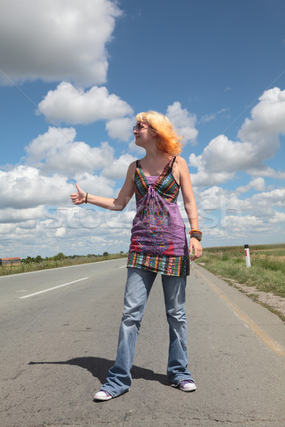 Wandelen kaukasisch glimlachend meisje vrouw hemel Stockfoto © simazoran