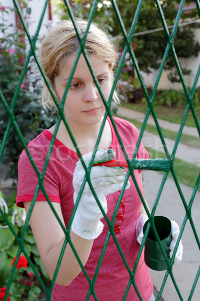 畫 年輕的女孩 籬笆 綠色 顏色 選擇性的重點 商業照片 © simazoran
