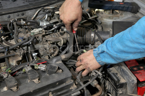 Coche moderna gasolina motor trabajadores manos Foto stock © simazoran