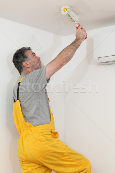 Lavoratore pittura soffitto stanza vernice muro Foto d'archivio © simazoran
