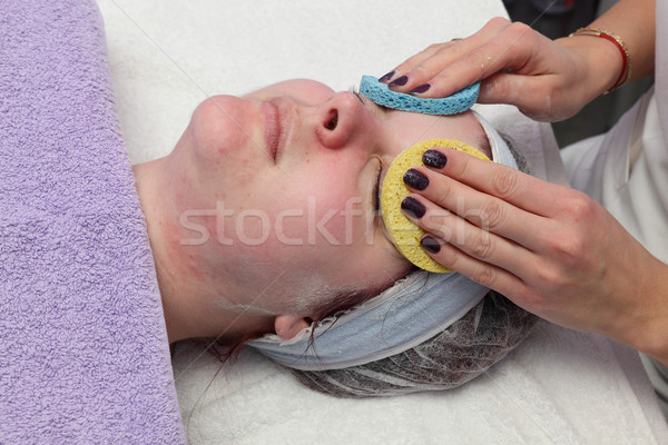 Tineri femeie faţă tratament de piele smântână Imagine de stoc © simazoran