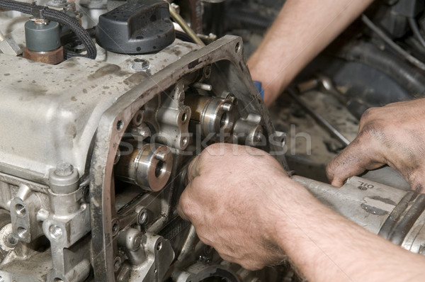 Motor Dieselmotor Arbeitnehmer Hände Stock foto © simazoran