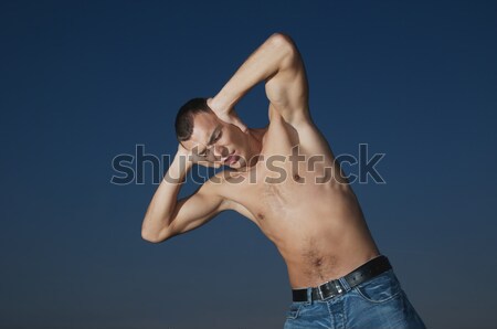 Fiatalember póló nélkül izmos férfi modell este égbolt Stock fotó © simazoran