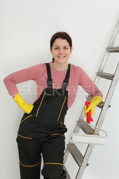 Stockfoto: Jonge · glimlachend · werknemer · verf · kamer · vrouwelijke