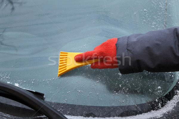 Automotive ijs schoonmaken windscherm winterlandschap menselijke hand Stockfoto © simazoran