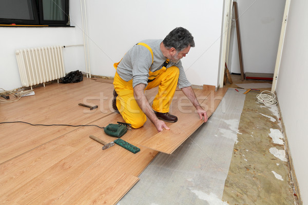 Bodenbelag Zimmer Erwachsenen männlich Arbeitnehmer Installation Stock foto © simazoran
