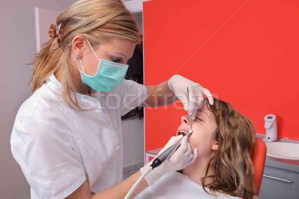 Atendimento odontológico feminino dentista médico limpeza jovem Foto stock © simazoran