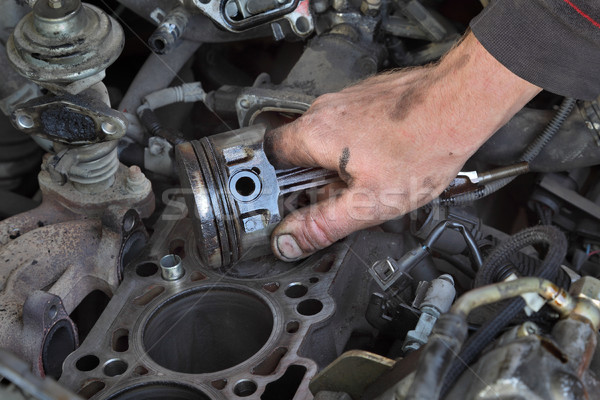 Auto Motor Kolben Mechaniker halten alten Stock foto © simazoran