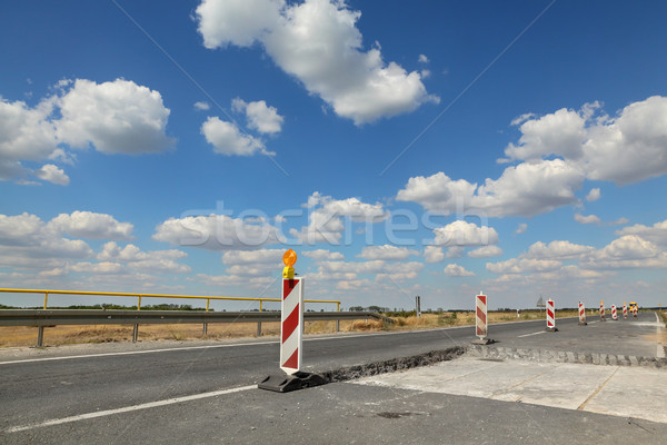 Snelweg weg wederopbouw verkeersborden blauwe hemel wolken Stockfoto © simazoran