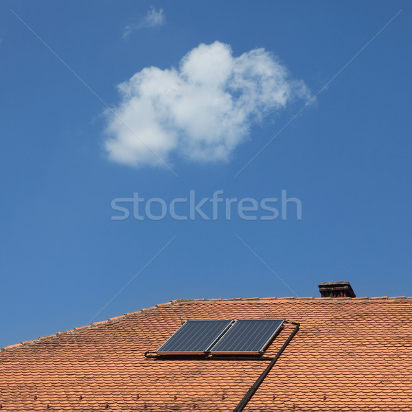 Zonne verzamelaar dak oude huis zonnepanelen Rood Stockfoto © simazoran