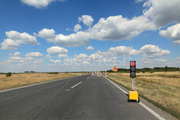 Autópálya út újjáépítés jelzőlámpa jelzőtáblák kék ég Stock fotó © simazoran
