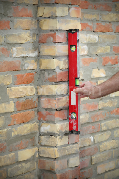 Lucrător constructii zid de cărămidă nivel instrument perete Imagine de stoc © simazoran