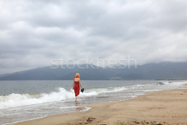 Singuratate roşu caucazian femei mers plajă Imagine de stoc © simazoran