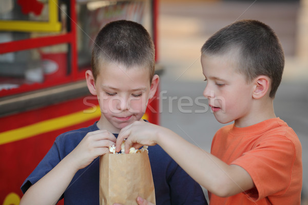 Jugendlichen zwei jungen Junge Essen Stock foto © simazoran