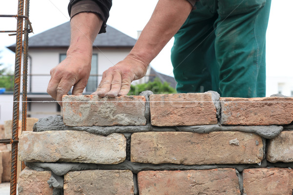 építkezés kőműves kezek készít fal ház Stock fotó © simazoran