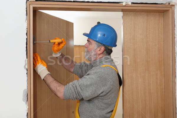 Werknemer nieuwe deur scharnier schroevendraaier Stockfoto © simazoran