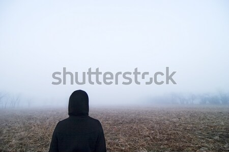 Spaceru sam mglisty dzień kobieta niebo Zdjęcia stock © SimpleFoto