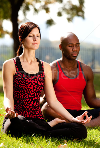 Foto stock: Dos · personas · meditando · ciudad · parque · nina