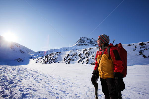 Vrouwelijke winter berg landschap vrouw natuur Stockfoto © SimpleFoto