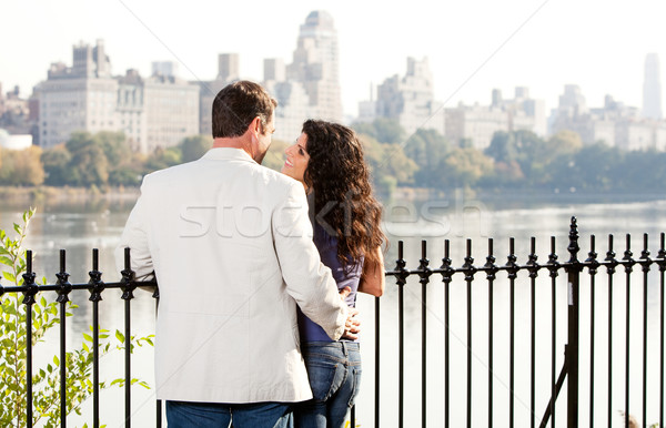 Pár randevú város park mosoly szeretet Stock fotó © SimpleFoto